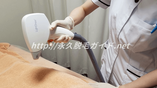 アリシアの診療台でレーザー照射されている写真